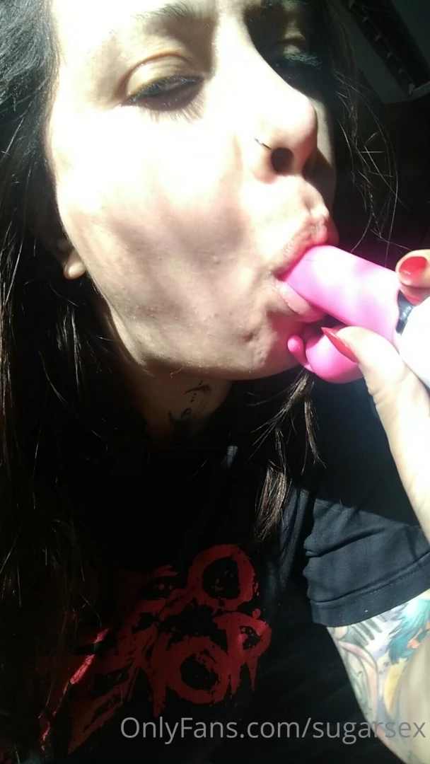 Quiero que me agarres bien fuerte y me des bien duro 