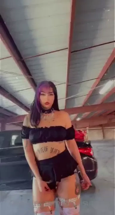 Being a little slut in the parking garage 