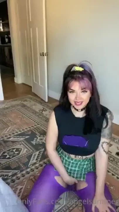 Love ripping my tights open to play with myself 