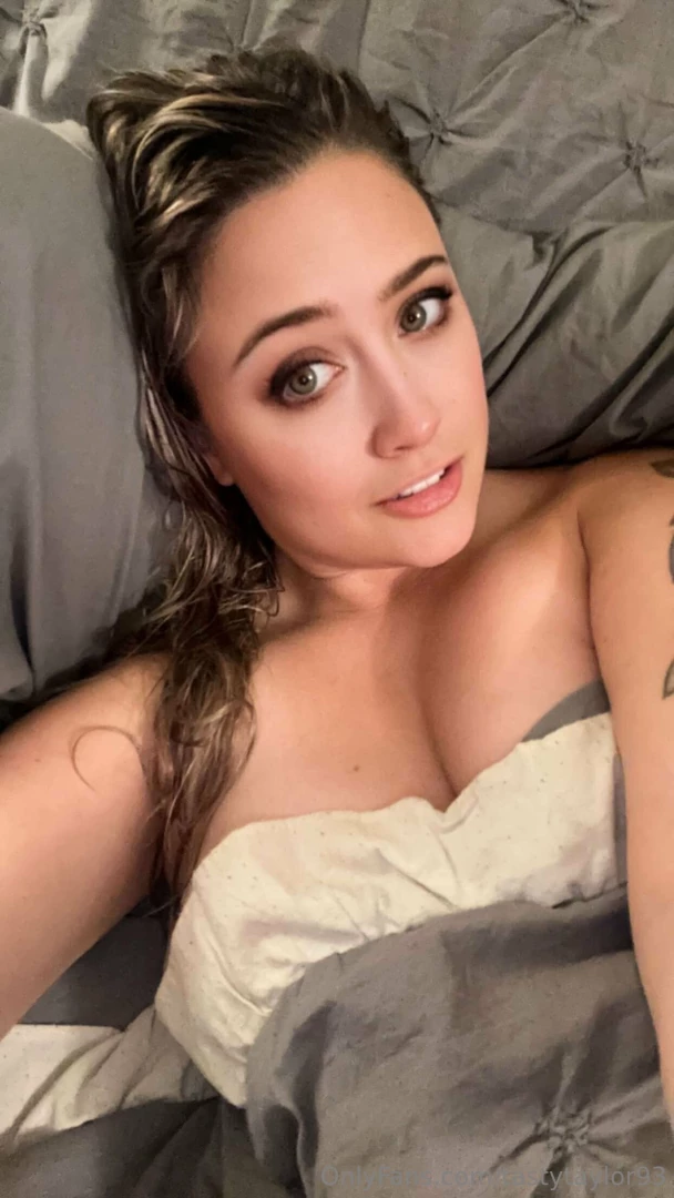 Bored in bed anyone want to have a naughty chat with me tonight 