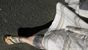 Something for my flip-flop barefoot and dirty feet fans part 1