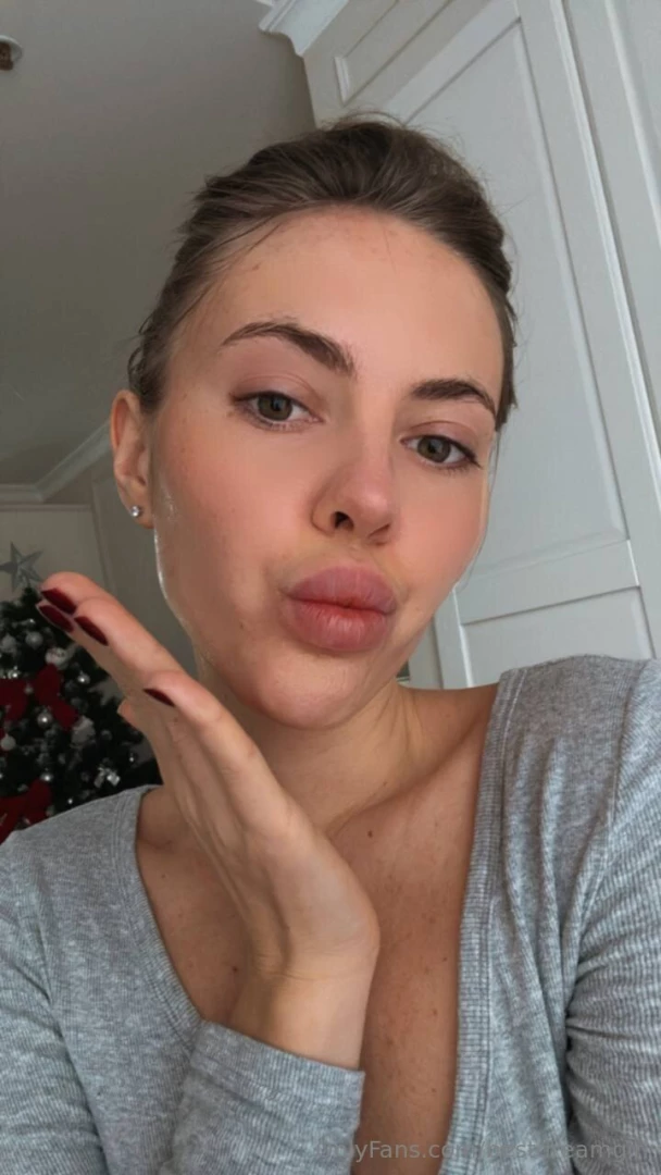 Wondering what my lips taste like 