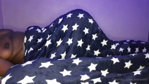 Liking way she spreads her ass cheeks for perfect penetration pussy