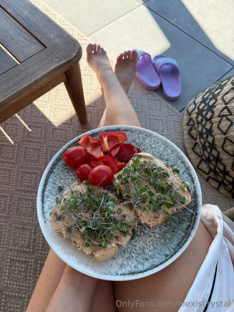 Does it look tasty enough or do i need to turn on the selfie camera 