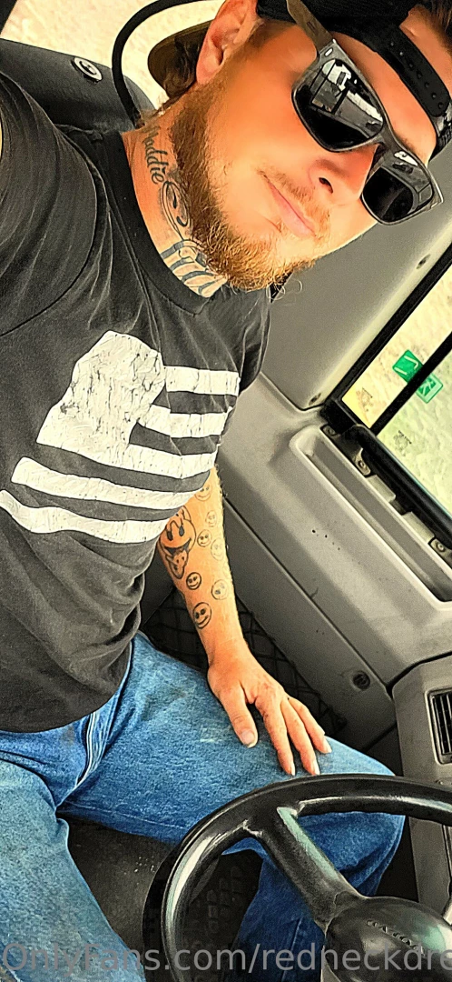 Incase you were wondering what i look like with clothes on 