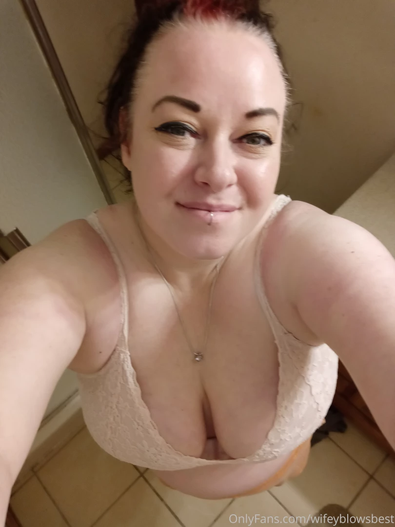 Who wants to cum on this face i promise i will lick it off 