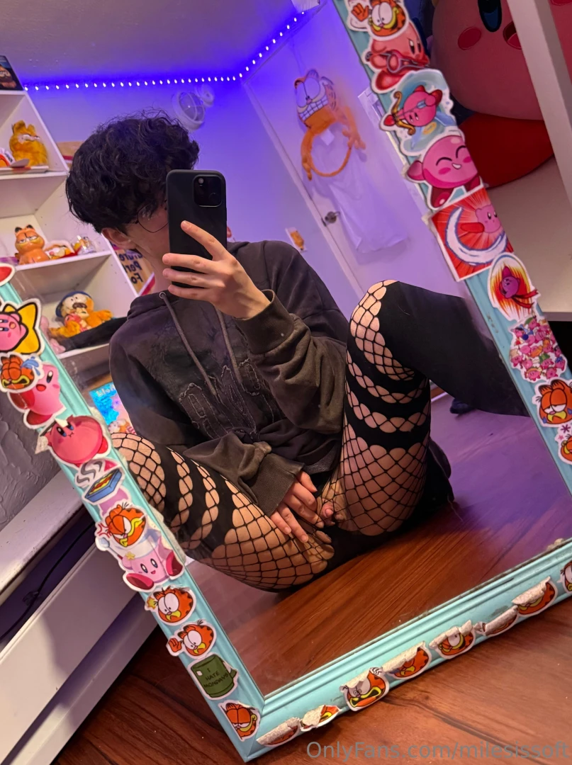 Swipe to pull the tights to the side 3 