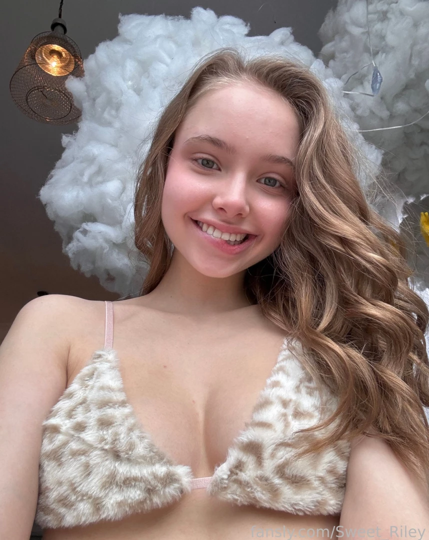 Slutty girl in a cute room you want to taste me fyp cutie cutegirl 