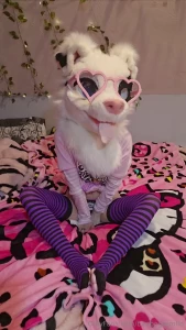 Whatch this puppy play with her paws