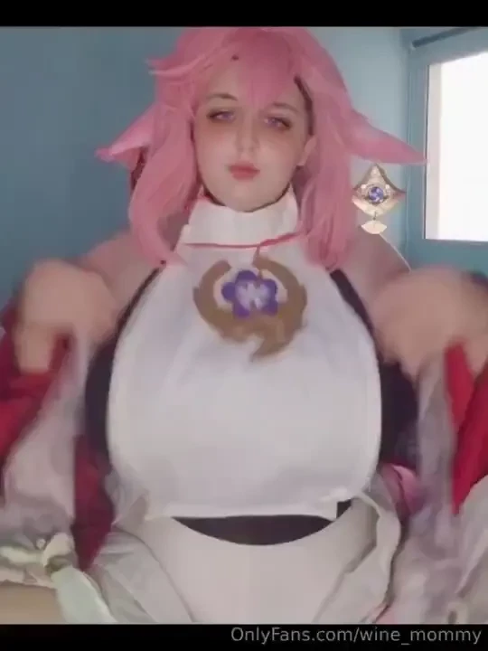 Yae miko showing off 