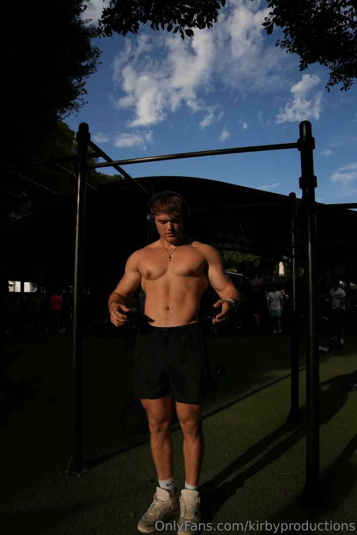 Hello lovlies x how good do i look right now it x if you want to see 