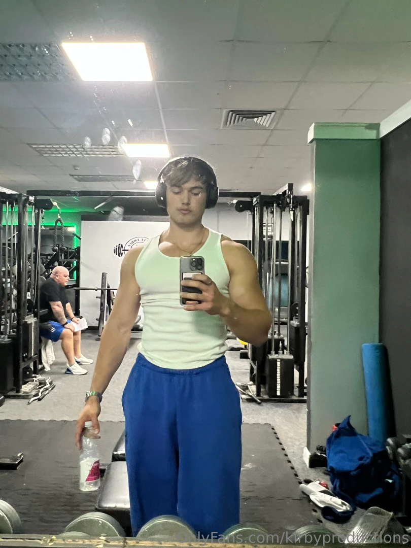 Hello guys how good do i look here rate me out of 10 and ill rate you part 1 