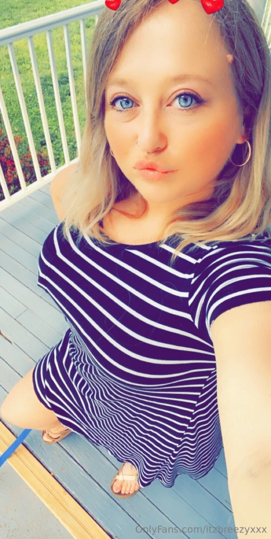 Tell me do you like me in a dress or tight jeans better 