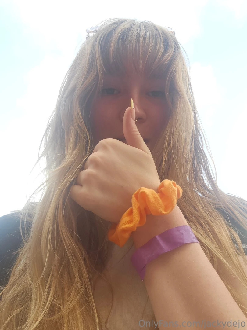 Who wants to chattttt watching the game rn and gonna chat with ya ll 