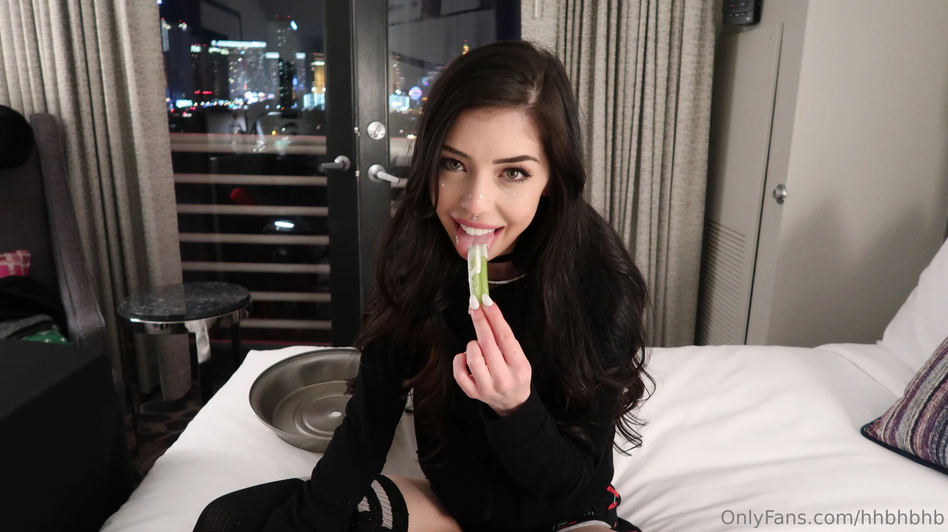 What is the color of eyes 