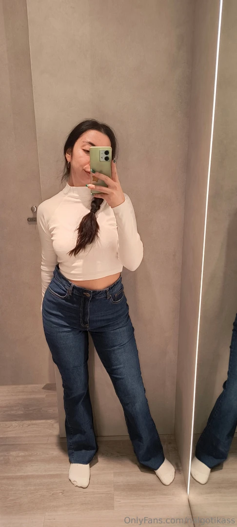 I want to buy a pair of jeans a t-shirt and a sweatshirt and if you 