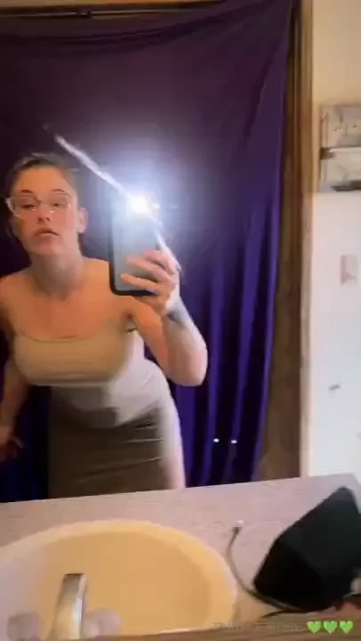 Sending xxx vid to everyone who sub to my page love purplerose 