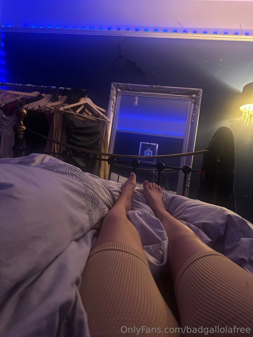 Pretty feet and short thick thighs x 