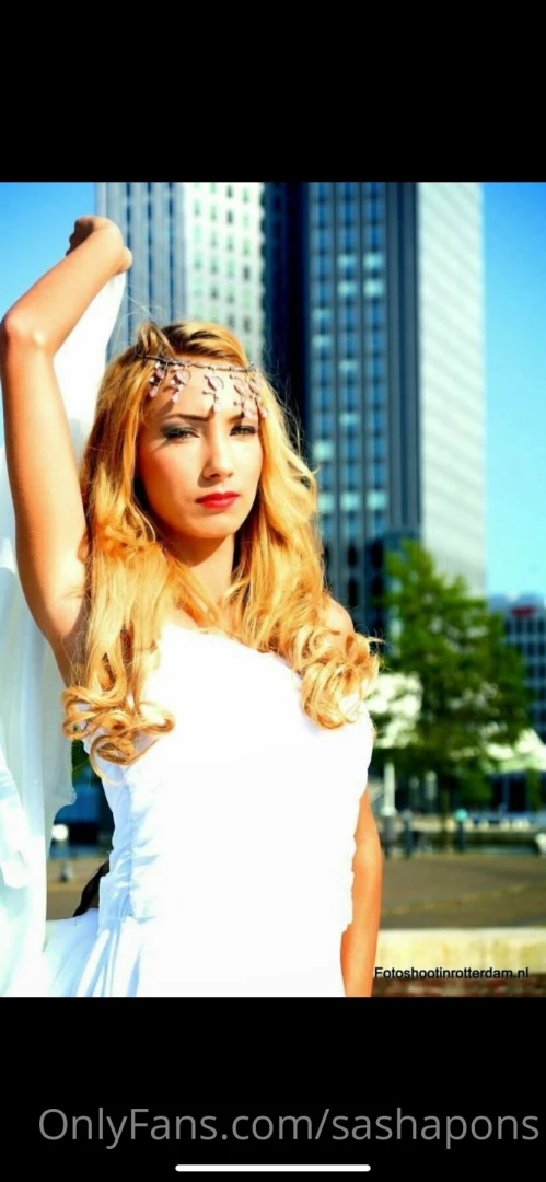 I m a glitter doing nothing and still shining 