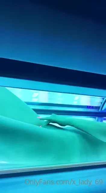 Selbst im solarium kann ich die finger nicht von mir lassen wollt ihr 