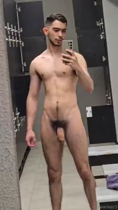 Hey qu morbo estar desnudito as en los ba os el gimnasio que morbo qu 