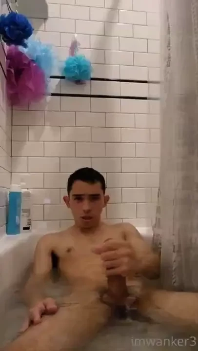 Enserio que masturbarse en una tina es algo muy muy rico el agua tibia 