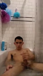 Enserio que masturbarse en una tina es algo muy muy rico el agua tibia