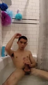 Enserio que masturbarse en una tina es algo muy muy rico el agua tibia part 1