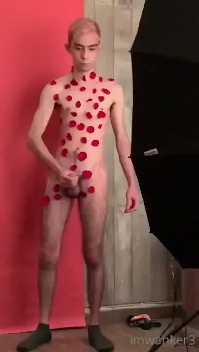 Detr s de c mara esperando a que se me pusiera dura 