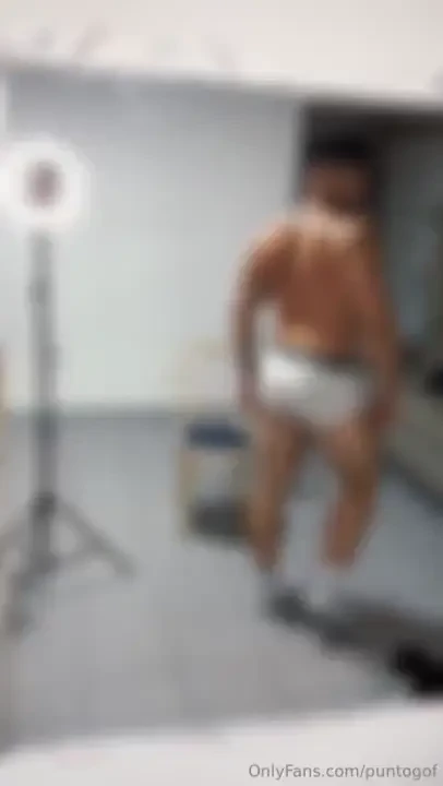 I took advantage of the fact that i m alone in my girlfriend s house 