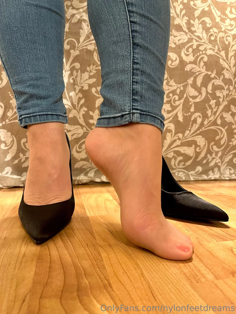 nylonfeetdreams - Monday casual for work travel 