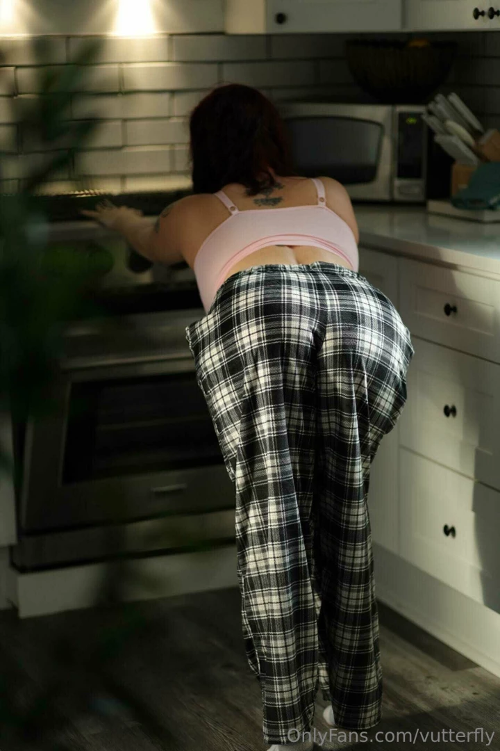 Let s play a game while i cook breakfast it involves a spatula part 1 