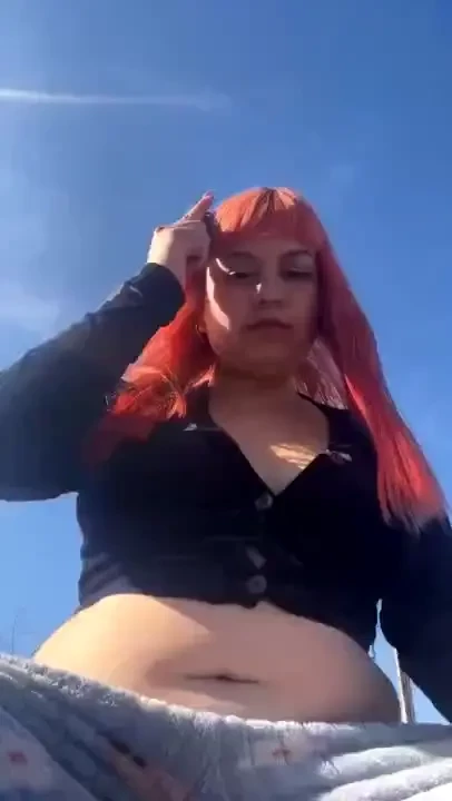 Hi belly lovers watch me sunbathing my tummy give my tummy some love 