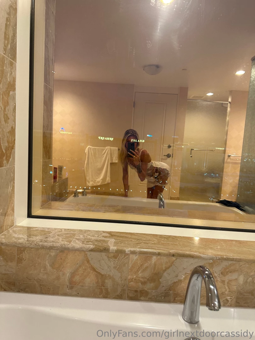 If i disappear for hours in this bathroom i am taking selfies 