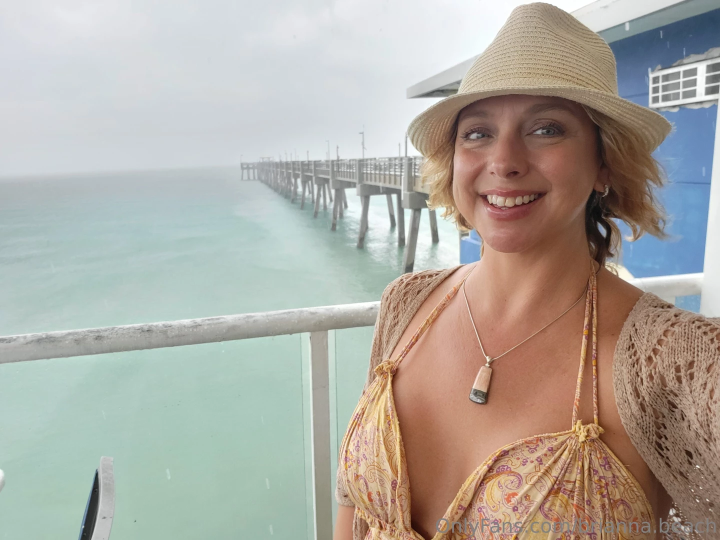 Watching the storm come in i love the rush i get makes me wanna lay 