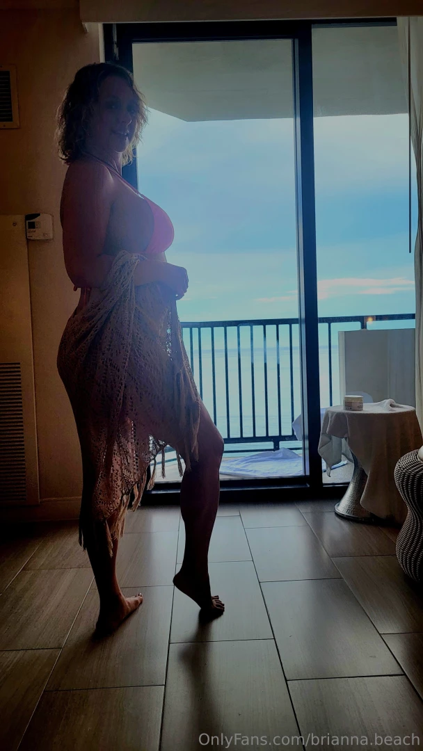 I m having some playfull vacation fun what do you suppose is on his 