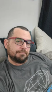 Descansando en casa quien ah