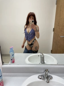 Gonna go be a hoe at a wedding should i fuck a groomsman