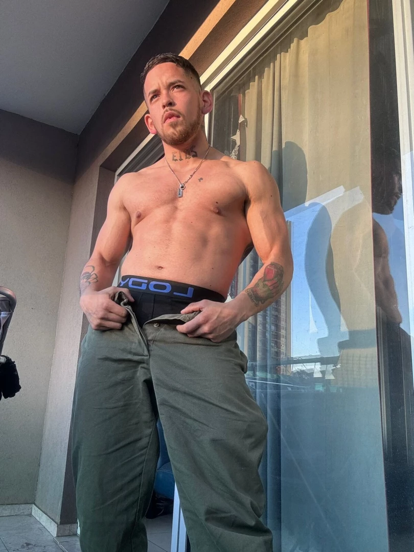 I love the sun in front of me and my tanned body beach body opens up 