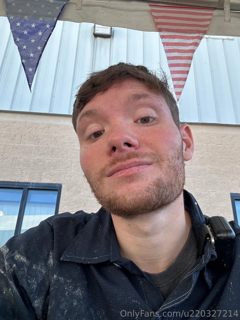 Work selfie you guys like this want me to do this more lol 