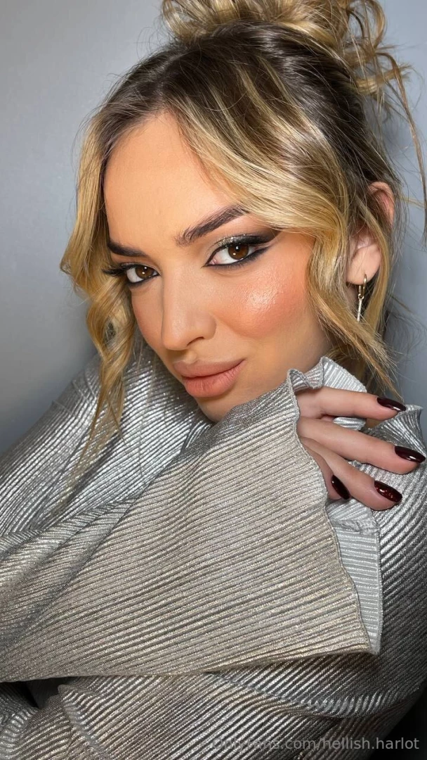 I am a professional makeup artist i have my own studio where i make 