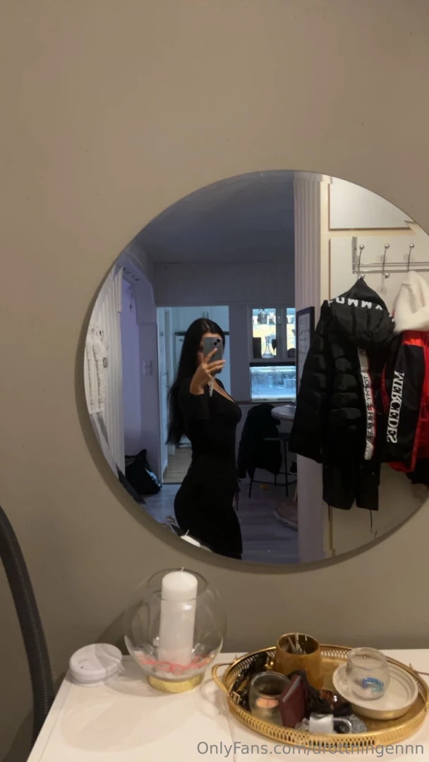 Perfekt mjuka br st och mage redo att kl mmas 