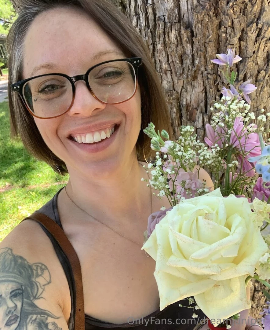 Roses are red violets are blue my pussy is wet won t you cum too 