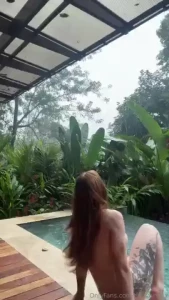 Turn up your volume to relax and listen to the rain with me