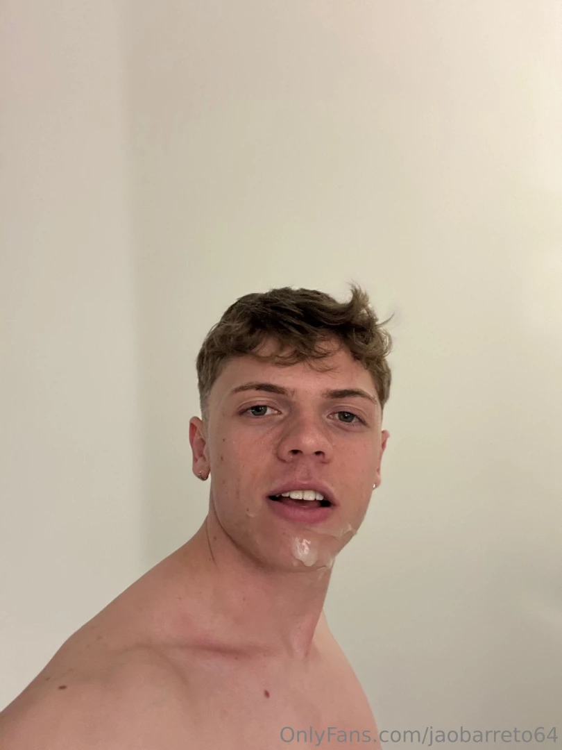 A cumshot on the face imagine how the full video is 