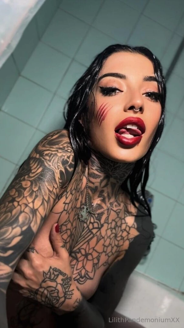 Me gusta ser muy mala chica i like to be a very bad girl 