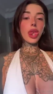 S que deseas probar mi lengua y saber que se siente i know you want to