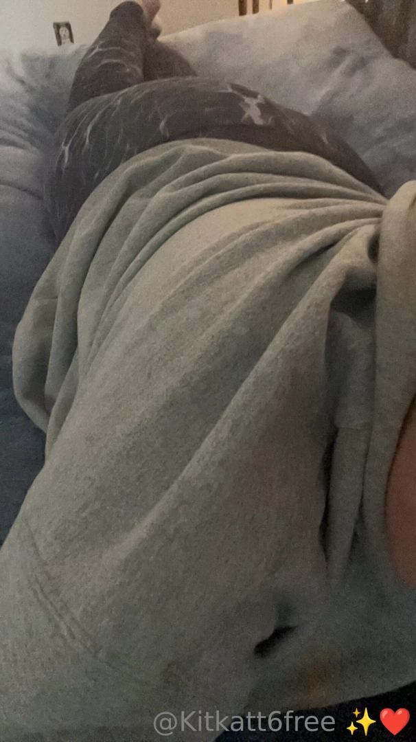 I love a good hoodie and leggings that show off my round ass wanna see 