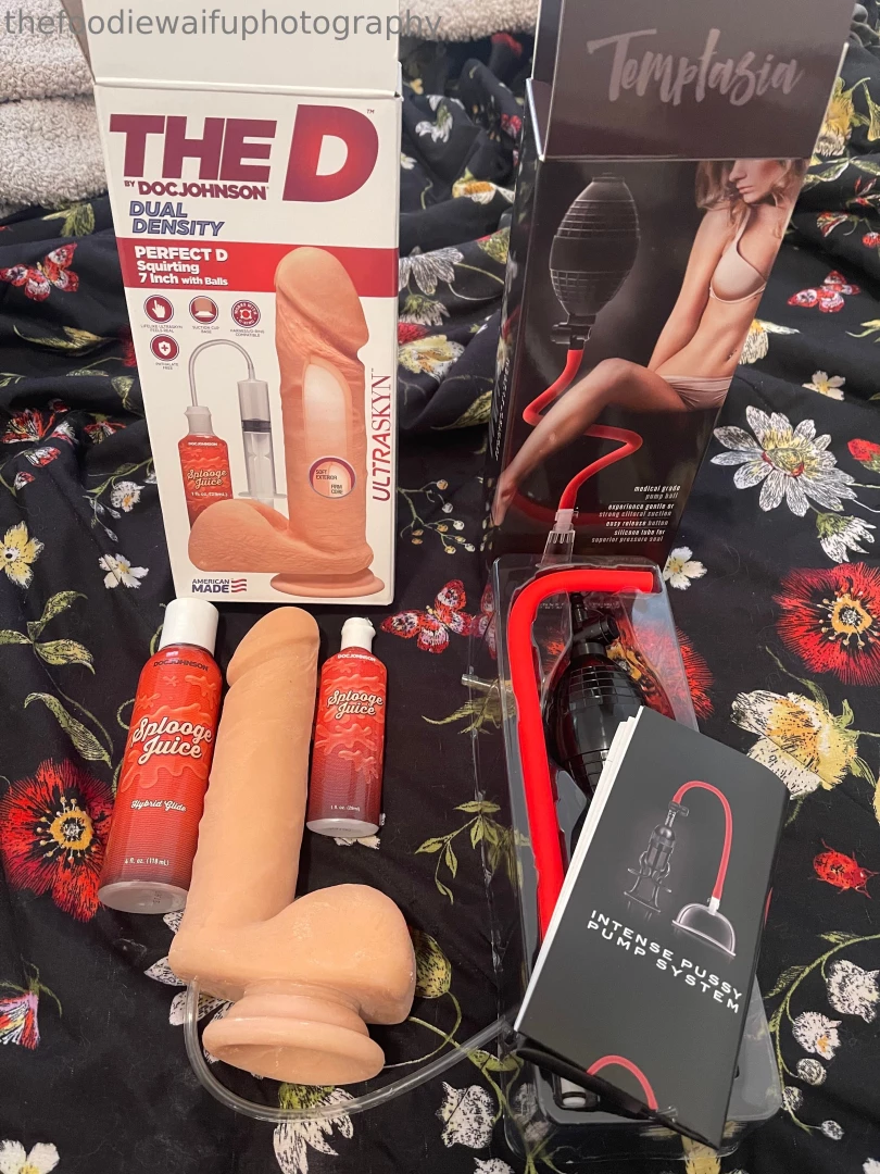 Babe wake up raven fatale just got her squirting dildo and pussy pump 