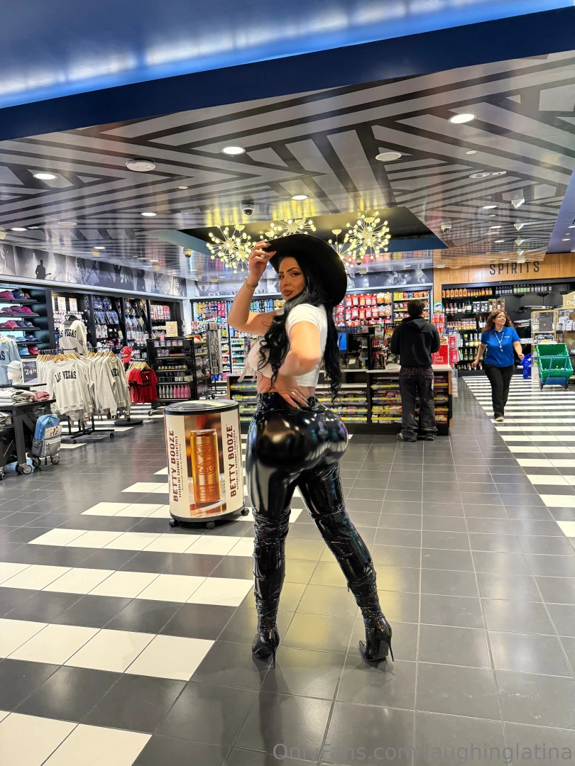 Your favorite cowgirl is here show her your love 